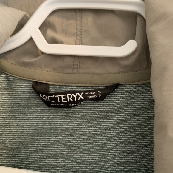 Arc'teryx white windbreaker jacket size small - Picture 4 of 4